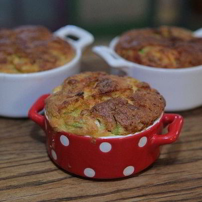 Маффины с кабачком, фетой и зеленым луком