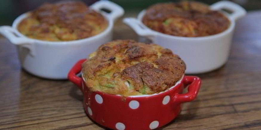Рецепт маффинов с кабачком, фетой и зеленым луком