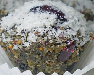 Ореховые маффины с ягодами