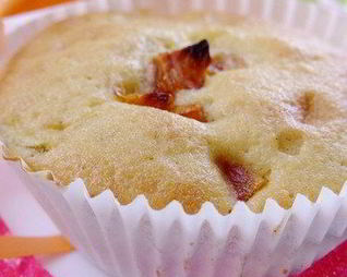 Персиковые маффины с орехами