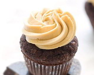 Шоколадно-кокосовые маффины с карамельным кремом