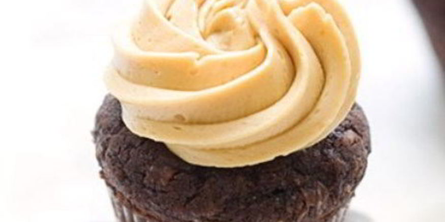 Рецепт шоколадна-кокосовых маффины с карамельным кремом