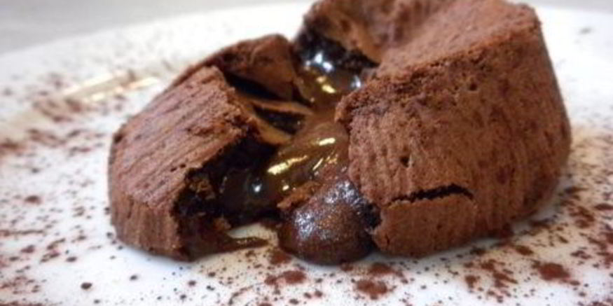 Рецепт шоколадных маффинов с жидкой начинкой