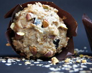 Цельнозерновые маффины с овсяными хлопьями, чернослиом и миндалем