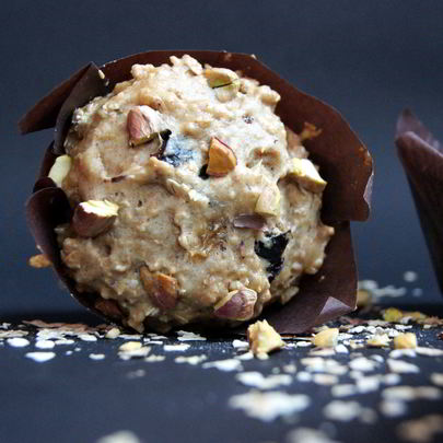 Цельнозерновые маффины с овсяными хлопьями, чернослиом и миндалем