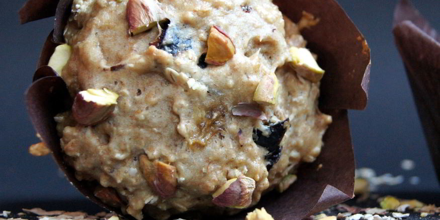 Рецепт цельнозерновых маффинов с овсяными хлопьями, чернослиом и миндалем