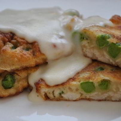 Бабушкины куриные оладьи и соус Морней