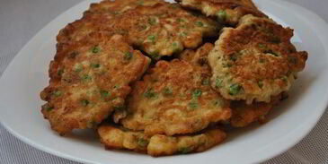 бабушкины куриные оладьи и соус морней