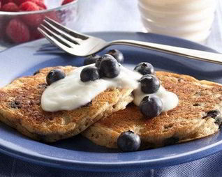 Диетические оладьи из хлопьев и черники