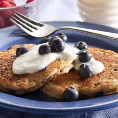 Диетические оладьи из хлопьев и черники