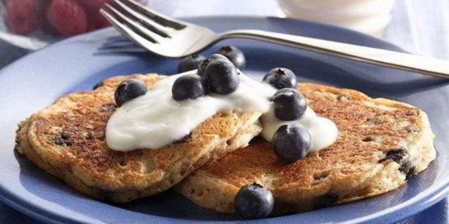 Рецепт диетических оладий из хлопьев и черники