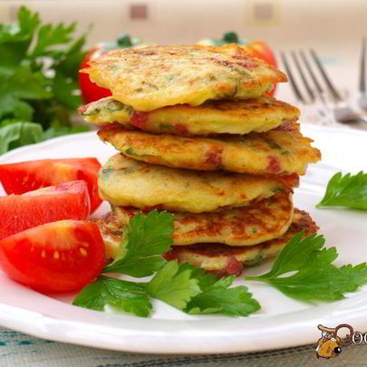 Кабачковые оладьи с колбасой