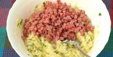 кабачковые оладьи с колбасой