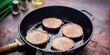 оладьи из куриной печени с овощами