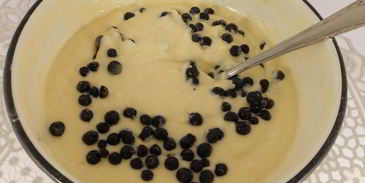 оладьи на кефире с черникой