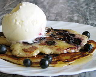 Оладьи на пахте со свежей черникой