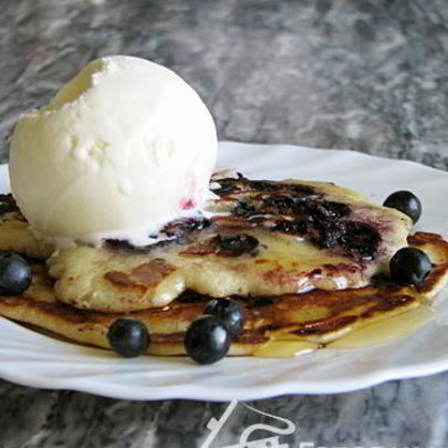 Оладьи на пахте со свежей черникой