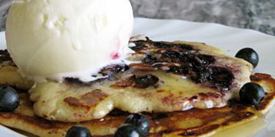 Рецепт оладий на пахте со свежей черникой