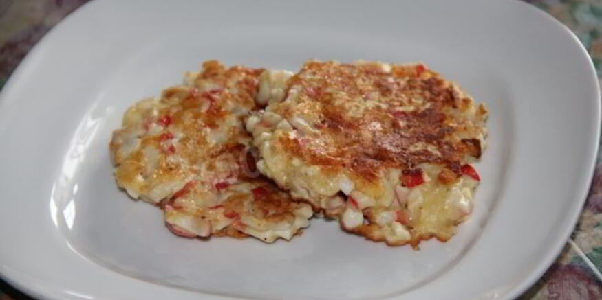 Рецепт оладий с крабовыми палочками и сыром