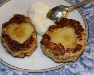 Оладьи с яблоками, финиками и фисташками