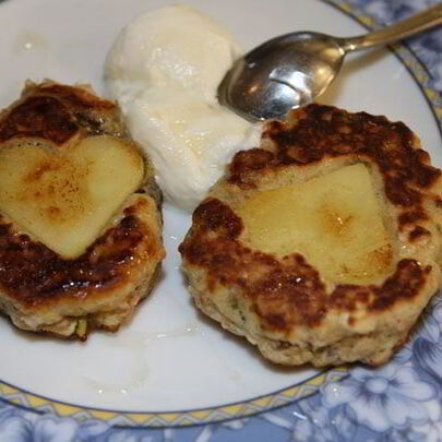 Оладьи с яблоками, финиками и фисташками