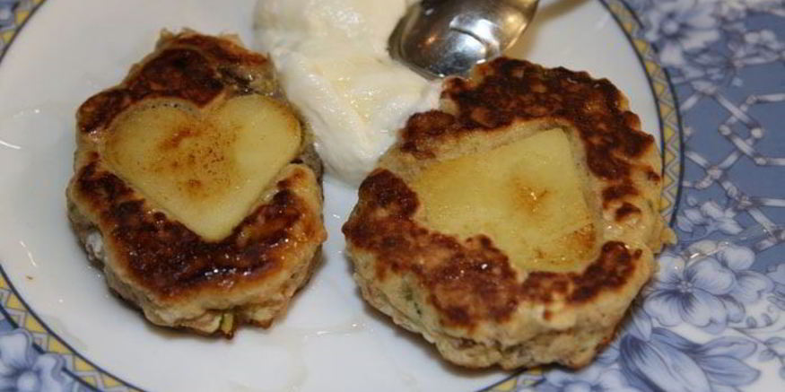 Рецепт оладий с яблоками, финиками и фисташками