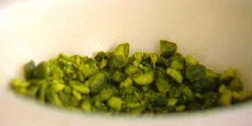 оладьи с яблоками, финиками и фисташками