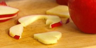 оладьи с яблоками, финиками и фисташками