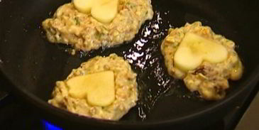 оладьи с яблоками, финиками и фисташками