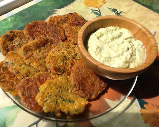 Овощные оладьи со сливочным соусом из брокколи