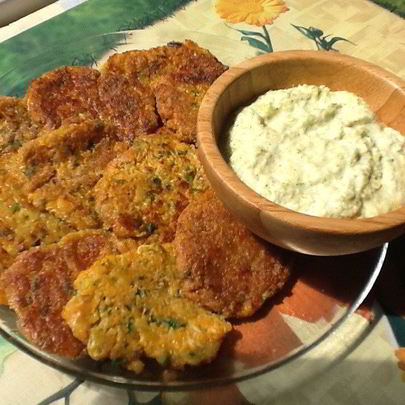 Овощные оладьи со сливочным соусом из брокколи