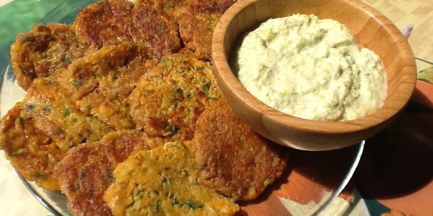 Рецепт овощных оладий со сливочным соусом из брокколи