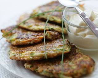 Ржаные оладьи из кабачков с кунжутом