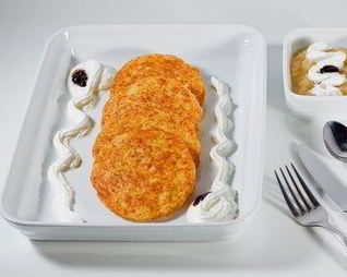 Сладкие картофельные оладьи с яблочным соусом