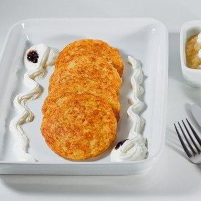 Сладкие картофельные оладьи с яблочным соусом