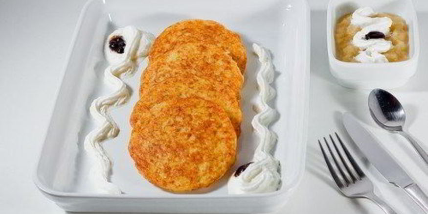 Рецепт сладких картофельных оладий с яблочным соусом