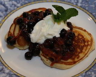 Сладкие оладушки с ягодами и йогуртом