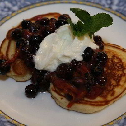 Сладкие оладушки с ягодами и йогуртом