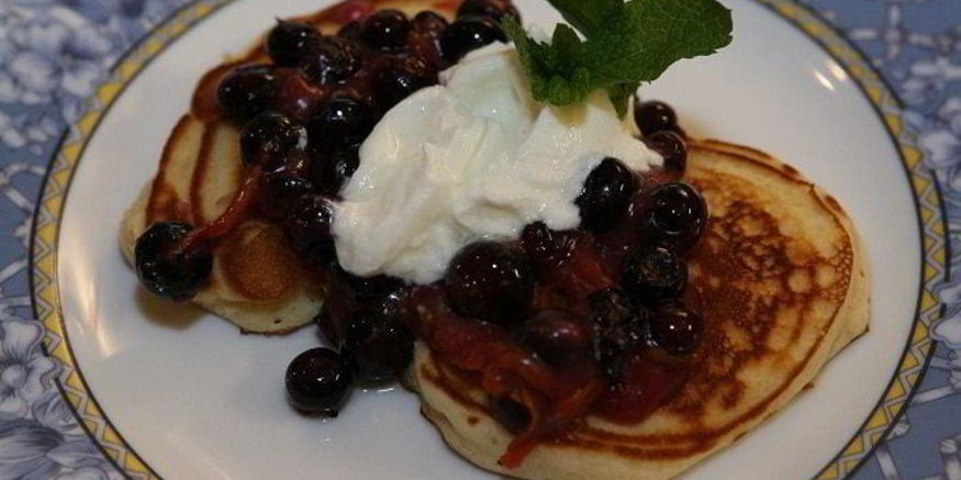 Рецепт сладких оладушек с ягодами и йогуртом