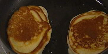 сладкие оладушки с ягодами и йогуртом