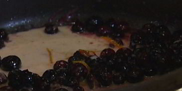 сладкие оладушки с ягодами и йогуртом