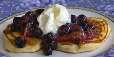 сладкие оладушки с ягодами и йогуртом