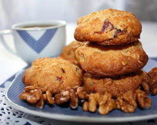 Овсяное печенье с вяленой клубникой и грецкими орехами