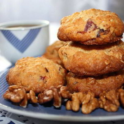 Овсяное печенье с вяленой клубникой и грецкими орехами