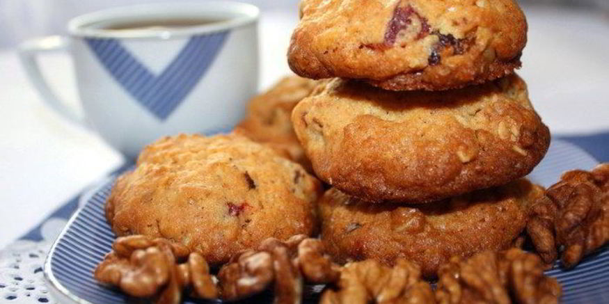 Рецепт овсяного печенья с вяленой клубникой и грецкими орехами