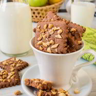 Рецепт Шоколадного песочного печенья с арахисом