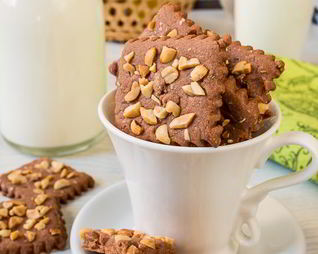 Шоколадное песочное печенье с арахисом