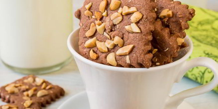 Рецепт шоколадного песочного печенья с арахисом