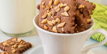 шоколадное песочное печенье с арахисом