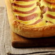 Рецепт Быстрого пирога из слоеного теста с сосисками